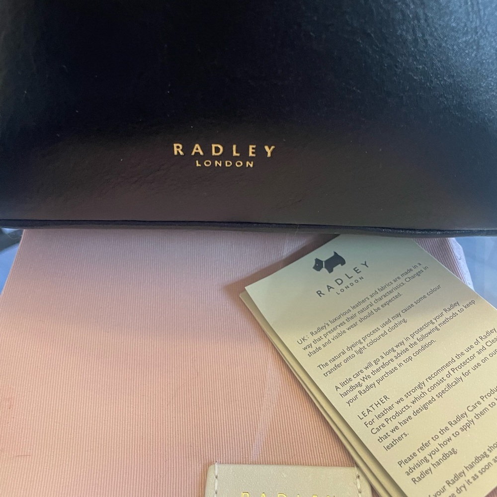 ☀️❤️☀️ RADLEY LONDON Black Leather Backpack with Gold Accents! - Picture 12 of 14
